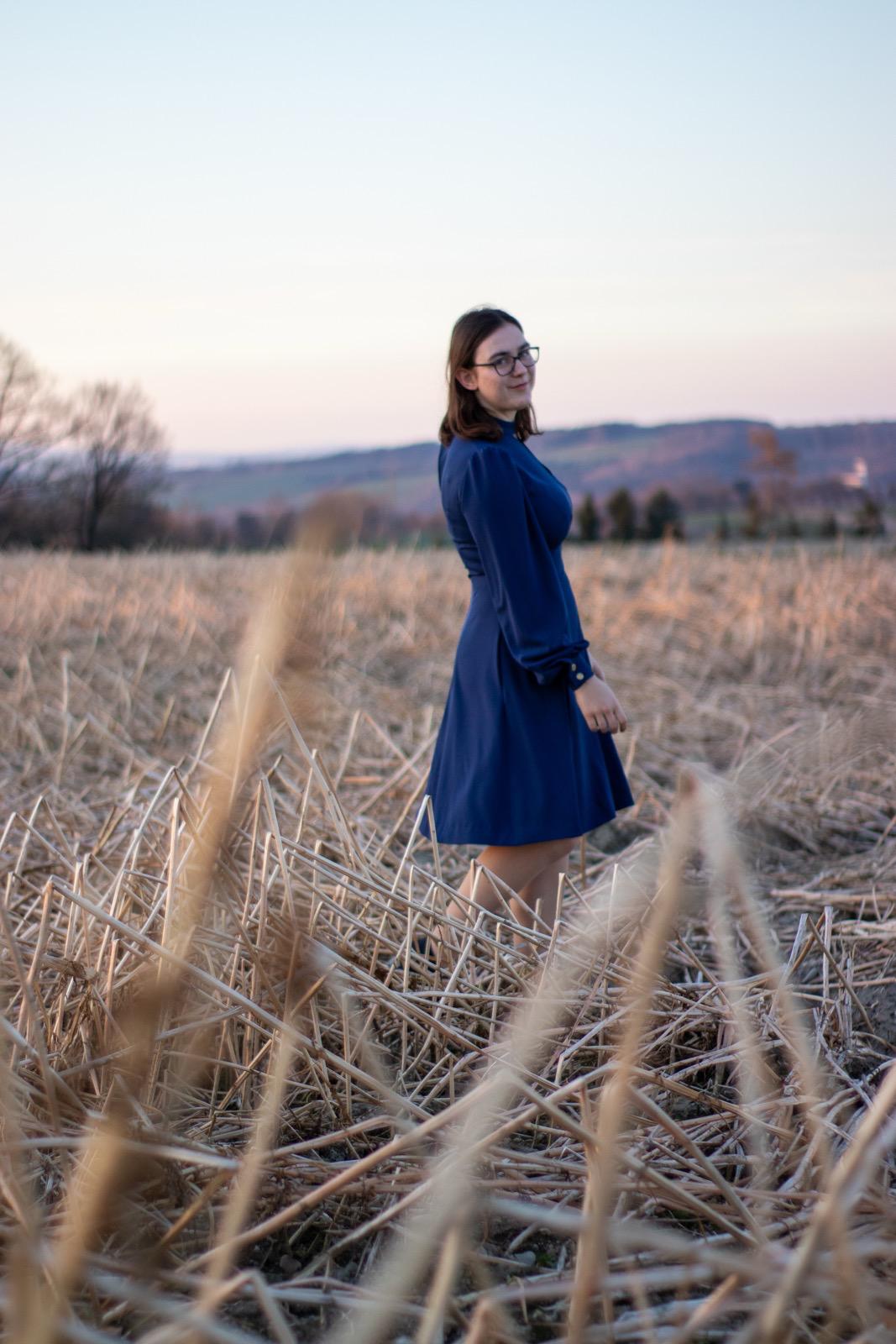 Blaues Kleid im Feld